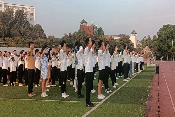 喜迎二十大 青春庆华诞 武昌理工学院隆重举行国庆73周年升旗仪式(图4) 喜迎二十大 青春庆华诞 武昌理工学院隆重举行国庆73周年升旗仪式(图4)