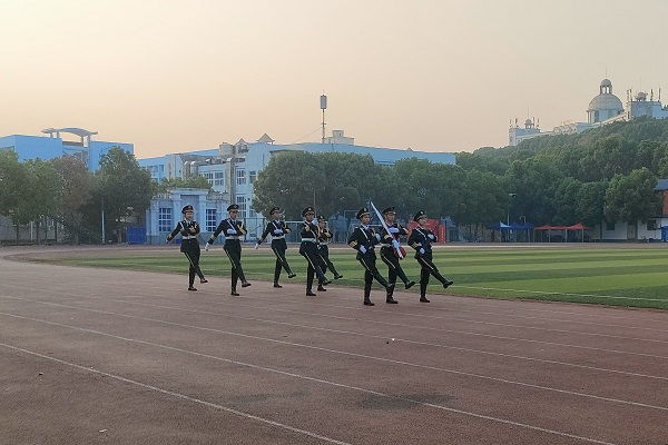 喜迎二十大 青春庆华诞 武昌理工学院隆重举行国庆73周年升旗仪式(图2) 喜迎二十大 青春庆华诞 武昌理工学院隆重举行国庆73周年升旗仪式(图2)