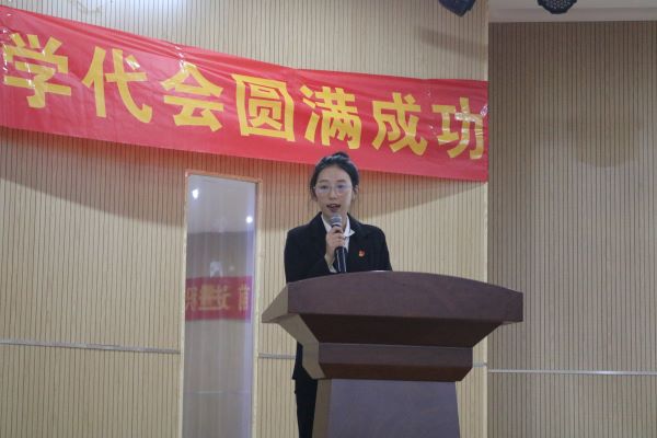 团结躬行树榜样 奋发前进有力量 武昌理工学院文法学院顺利召开第十二届学生代表大会暨换届大会(图7) 团结躬行树榜样 奋发前进有力量 武昌理工学院文法学院顺利召开第十二届学生代表大会暨换届大会(图7)