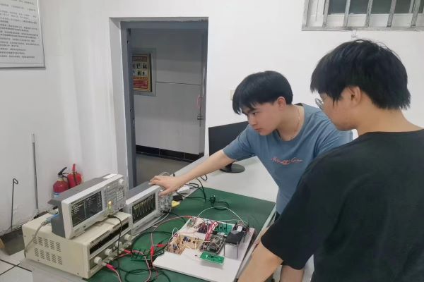 武昌理工学院“校长奖”人物专访--雷达:奋进新青年 扬帆正启航(图2) 武昌理工学院“校长奖”人物专访--雷达:奋进新青年 扬帆正启航(图2)