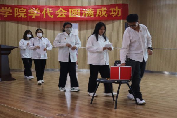 团结躬行树榜样 奋发前进有力量 武昌理工学院文法学院顺利召开第十二届学生代表大会暨换届大会(图6) 团结躬行树榜样 奋发前进有力量 武昌理工学院文法学院顺利召开第十二届学生代表大会暨换届大会(图6)