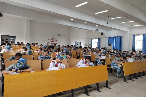 武昌理工学院2022届校级团学组织招新笔试考核 在实验教学楼顺利举行(图3)